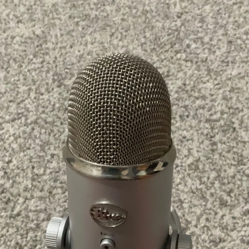 BLUE YETI SILVER MICROPHONE!! EUC CORD AND PHONE ADAPTER INCLUDED!